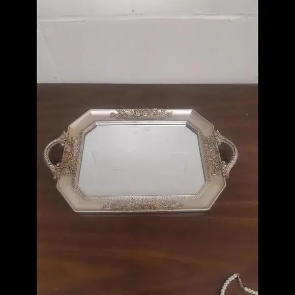 Elegant Vintage Decorative Make up Set: Purple Vase, Necklace, and Charm Box - Picture 8 of 8